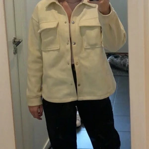Snygg cream färgad jacka⚡️ - Säljer den här snygga cream färgade jackan perfekt nu för hösten!⚡️🤩  Den är i strl S, Den är använd 3 ggr och använde den ej pågrund av att jag använder andra jackor✨ Köpte den från Ginatricot och säljer den för 250kr priset kan alltid disskuteras🤩⚡️