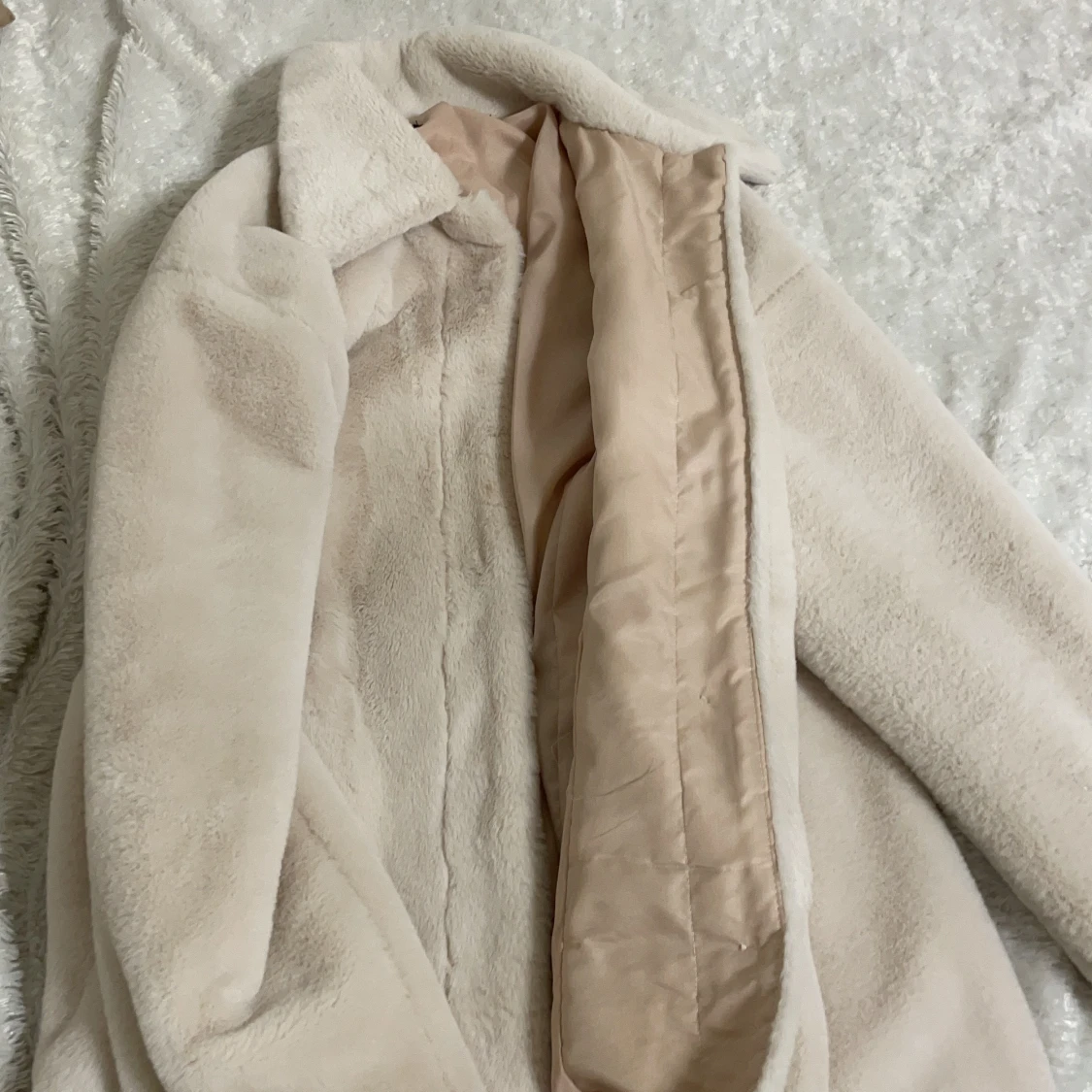 Beige pälskappa - 90