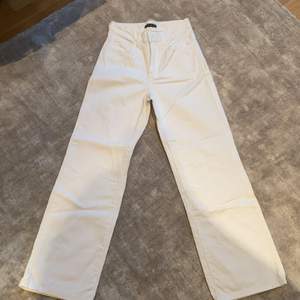 Vida vita jeans Från Shein. Har använts få gånger eftersom att dem är en ansning för stora.
