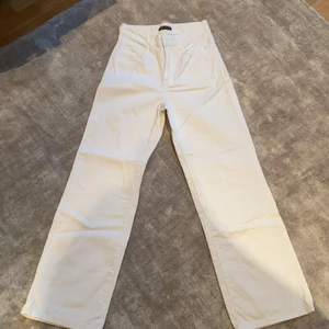 Jeans - Vida vita jeans Från Shein. Har använts få gånger eftersom att dem är en ansning för stora.