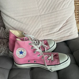 Converse - Jag säljer ett par rosa Converse i storlek 38 som knappt är använda