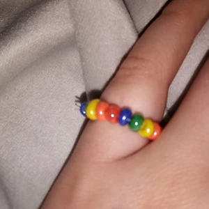 Ring - En ganska liten regnbågs ring som är ny och töjbar 