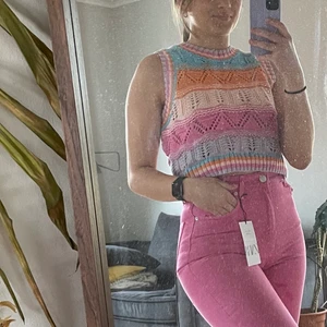 Färgglad Väst från Zara 💘 - Säljer denna söta stickade väst från Zara! 🥰 Använd 2 ggr. Originalpris 300kr
