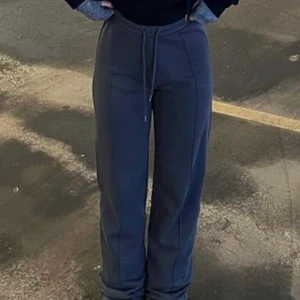 Mjukisbyxor - Säljer dessa skit snygga mjukisbyxorna med press veck. Köpt på na-kd (ida carlssons kollektion) SLUTSÅLDA!