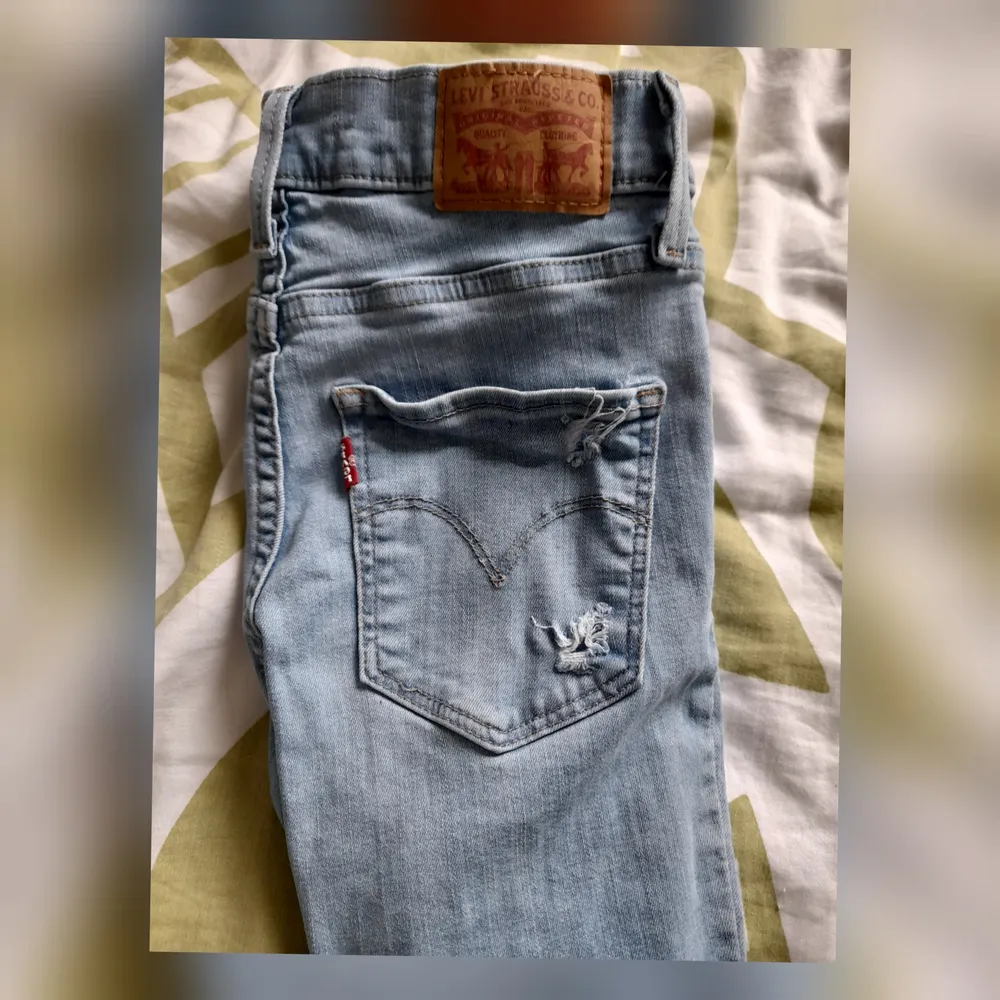 Oanvända levis jeans med hål och slitningar. Strl 24, xs/s. Superfin passform och mjukt och följsamt tyg. Köpta för 1199kr. Skickas spårbart eller billigare med frimärken, köparen bestämmer. . Jeans & Byxor.