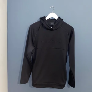 Exklusive PeakPerformance hooodie  - En Exklusive PeakPerformance hooodie som är gjord av 100% polyester material. Den är jätte mjuk och go, använd bara ett par fåtal gånger, säljer den för har ingen användning av dne längre