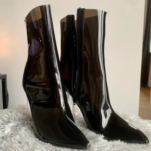 Stövlar från NLY - Supertrevliga stövlar med skön klack. Använda endast två gånger. Säljer då de ej används // spårbar frakt möjligt om så önskas, köpare står för frakt.