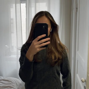 Tröja i Kashmir  - Tröja i Kashmir. Egentligen herrmodell, men har krympt i tvätten och passar därför mig som är 162/XS perfekt!! 💕 så mysig til hösten