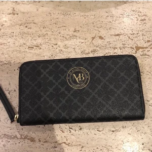 By Malene Birger plånbok - Snygg oanvänd plånbok från By Malene Birger. Nypris 1599kr. Frakt tillkommer☺️