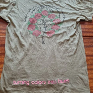 Odd molly tee - ALLT 15 KR + frakt till och med FREDAG 15/10 oavsett tidigare pris!! FÖRST TILL KVARN. SAMFRAKTAR! Läs bio🔥       Äldre Odd Molly. S/m. 99kr. Fler bilder går att få vid förfrågan. samfraktar vid köp av flera varor för 66 kr 👍💕📦 obs! Först till kvarn på allt jag säljer!