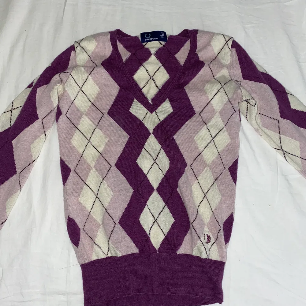 Säljer denna rutiga tröja i storlek 38 från fred perry. Kontakta mig gärna om ni undrar något 💕. Tröjor & Koftor.