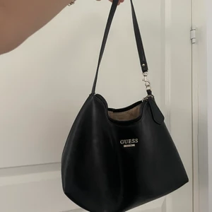 Guess väska - Säljer min jätte söta mini guess väska som man kan ha till ALLT! Den är äkta men har inget bevis, priset kan därför diskuteras