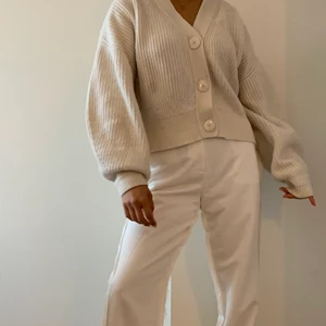 &Other Stories  - Mjuk stickad kofta från & Other Stories. Strl S. Knäppning i fram, 3 knappar.