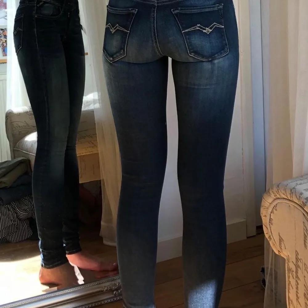 Replay-jeans i tvätten LUZ! Lågmidjade, Otroligt stretchiga och sköna. Köpta för 1300 - 1400kr! Hyfsat gott skick! (Köparen står för frakten). Jeans & Byxor.