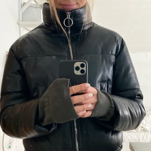 Jacka - Jag säljer min svarta puffer-läderjacka som är perfekt nu till hösten och vintern men som inte kommit till så stor användning av mig tyvärr då jag har andra jackor. Jackan har inga defekter förutom det ni ser på sista bilden då man inte kan hänga upp jackan som vanligt. Pris kan diskuteras. Hör av er om ni har några frågor eller vill se fler bilder😊