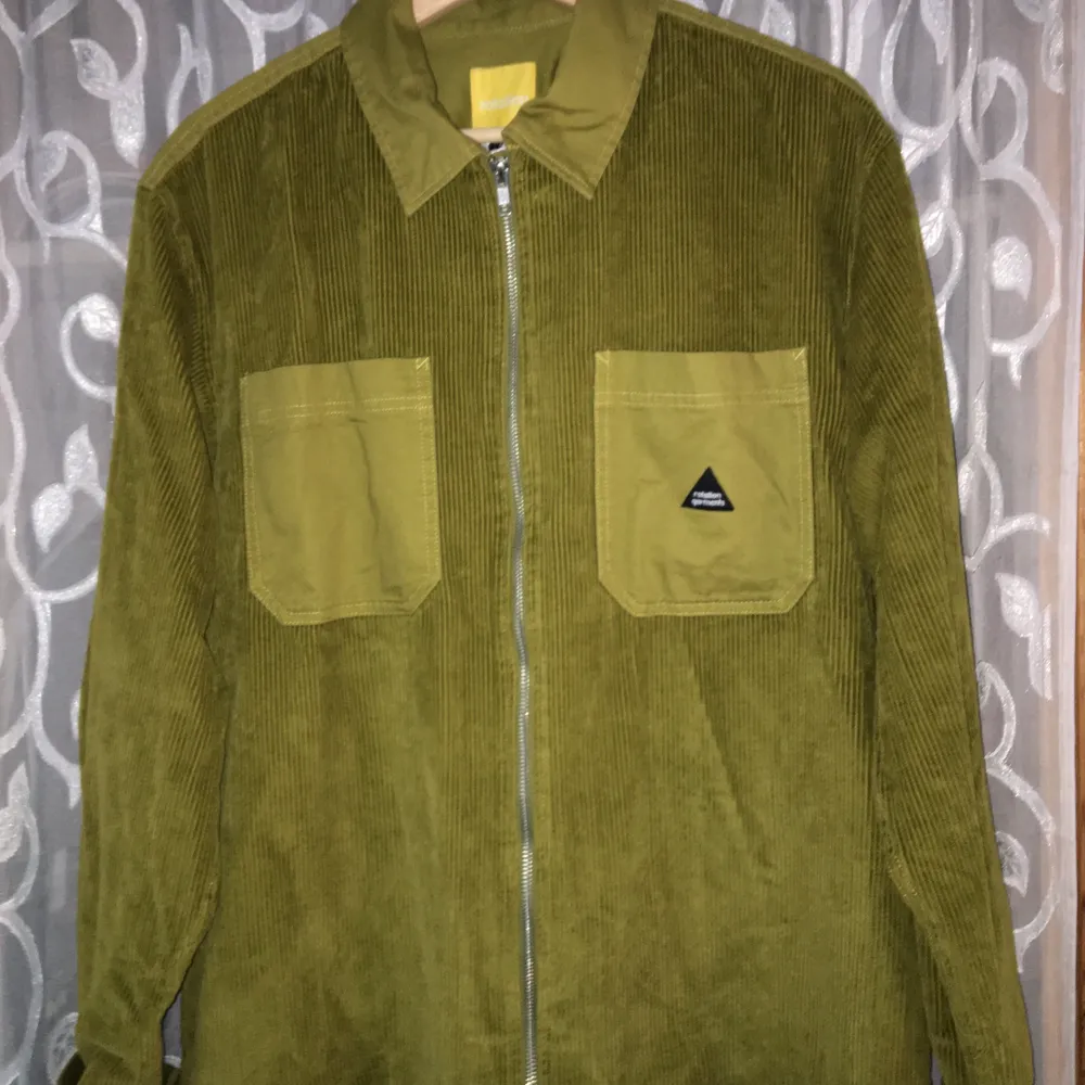 Grönbrun Manchester jacka/skjorta från Carlings. Helt oanvänd. Frakt tillkommer . Jackor.
