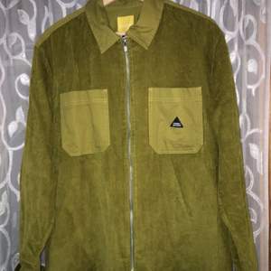 Grönbrun Manchester jacka/skjorta från Carlings. Helt oanvänd. Frakt tillkommer 