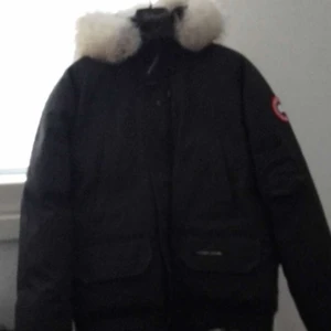 Canada Goose Chilliwack  - Säljer min Goose jacka pga andvänder inte. St M, såklart 100% äkta inga skador på jackan elr hål, säljer billigt för ska flytta,  (kan lägga till några moshino byxor simpla mörkblåa med  lapp på sidan för 4000kr bilder finns på båda plaggen)