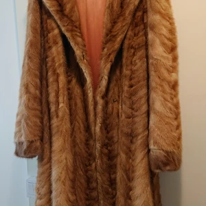 Minkpäls  - Honungsfärgad minkpäls 70 tal i bra kondition storlek medium till large 