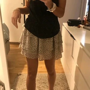 Prickig kjol - Säljer denna jätte söta kjolen, storlek xs men den är väldigt stretchig så passar upp till M💞