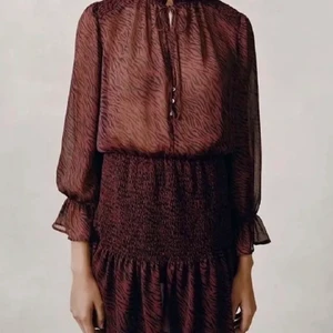 Populär Zebra zara klänning  - En superfin populär zara klänning med rött zebra mönster på! Köptes i vintras helt oanvänd💞passar xs-m