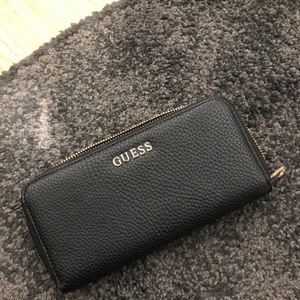 Guess plånbok  - Äkta Guess plånbok. Bra skick. 