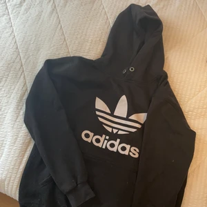 Adidas Hoodie  - Svart, använt skick! Lapparna borttagna men vill minnas att den är i strl Herr M! 