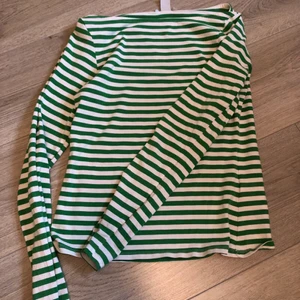 Randig tröja  - En fin tröja med långa armar. Aldrig använd och är i fint skick