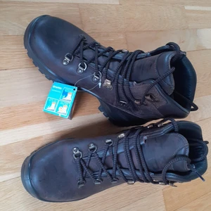 Vandringskängor Boots - Vattentät, nypris i affären 2000 kronor