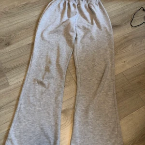 Mysbyxor  - Ett par mysbyxor som är helt raka i modellen. 