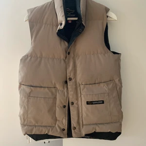Beige dunväst Canada goose  - Beige dunväst från Canada goose i storlek XS.  600kr eller högst bjudande. 
