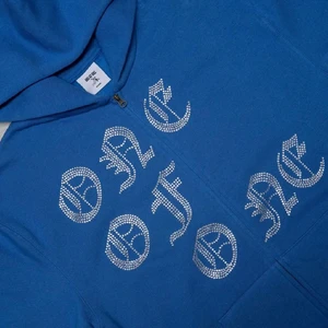 blå one of one - pga flytt och utrensning av garderob så säljer jag denna då jag inte kommer ha så mycket användning av den!! Nyskick, tvättad nån enstaka gång så precis som ny! storlek L men jag har storlek S vanligtvis och denna sitter SÅ snyggt oversized!!!!! 