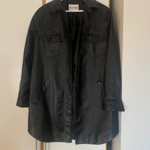 Oversized Läderkappa NA-KD - Superfin och skön lite oversized läderkappa från NA-KD i storlek 34 (passar även 36). 