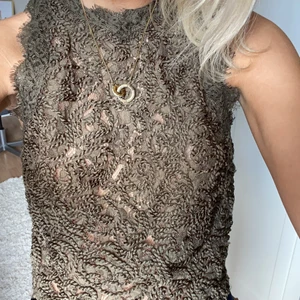 Fest topp  - Säljer denna snygga fest topp från Zara, kommer inte till användning 💕💕 Dragkedja finns på baksidan 💞