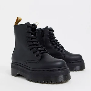 Dr martens  - Säljer ett par dr martens Jadon vegan i strl 40, säljs då jag köpte fel storlek, endast använda ett fåtal gånger så de är i väldigt fint skick!💕😇 nypris 2300kr, kartong medföljer.