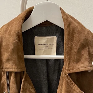 Bikerjacka mocha  - Dags & sälja denna jackan som tyvärr aldrig används. Fin jacka som endast är använd ett fåtal gånger. Jackan är från selected homme och inköpspriset tror jag var runt 2000 kr.