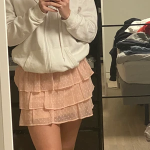 Lindex kjol - Säljer min rosaprickiga lindexkjol som är för kort för mig. Är 168 men har långa ben för min längd. Super gullig men passar inte mig och därför säljer jag den🥰