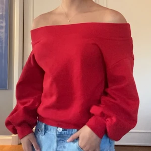 En härlig röd off-shoulder tröja - En superskön röd off-shoulder tröja i collegematerial. Färgen är verkligen stark o härlig, vilket inte riktigt syns på bilderna. Storlek S men passar på mig som oftast har XS. Skriv för mer bilder! Skickar gärna⚡️