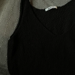 Stickat linne  - Super snyggt stickat linne från Gina tricot! Kan vara super snyggt att ha under något oversized nu i höst, skönt material och i storlek S. Finns i både vitt och svart så skriv vilken av dem ni är intresserade av☺️ är fler intresserade blir det budgivning💕