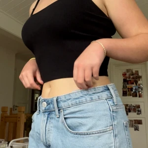 Bagy jeans st L - Väldigt bagy lågmidjade Jens. Blev alldeles för stora för mig så jag använde dem aldrig vilket är synd för de är super snygga. Är själv st s men sitter som en M-L. Dessa är en killmodell från början men hade svårt att hitta tjej jeans som var snyggt lågmidjade.