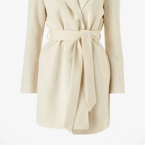 Kappa ifrån vero moda - En kappa ifrån vero moda i storlek M. Använd några gånger men insett att vit kappa inte va någpt för mig. Nypris 500 men mitt pris 300. Lite smutsig på bilderna men tvättas såklart innan. 