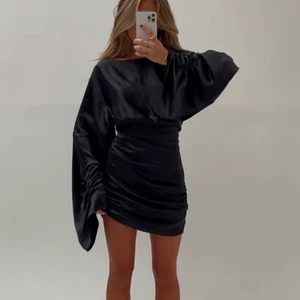 Klänning - Klänning från Hanna Schönbergs kollektion! Helt ny, fick precis hem den! I storlek 36🤍