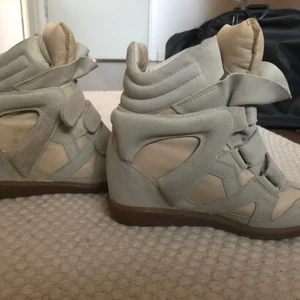 Skor - Skitsnygga och trendiga Isabel marant skor i storlek 39. Säljer då de blivit för små! Originalpriset är 5000 kr. Om fler är intresserade kan ni buda i kommentarerna💕 budgivningen gäller inte så buda i kommentarerna eller kontakta privat💓