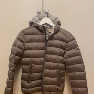 Colmar jacka  - Säljer min fina champagnefärgade jacka från colmar. Jackan är i använt men gott skick! Jackan är köpt för ca 5000kr på colmars hemsida, jag säljer jackan för 1000kr💓💓 skriv för fler bilder!