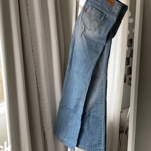 Dösnygga Levis jeans - Så fina Levis som är lowwaist, asballa och bra i längden!!! Säljer pga för små tyvärr💔 köpta för 500 kr! 