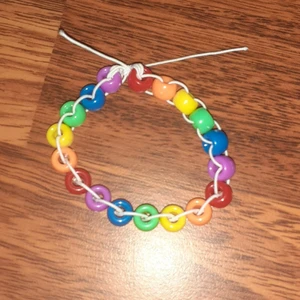 Armband  - En söt regnbåges färgad hemmajord armband 