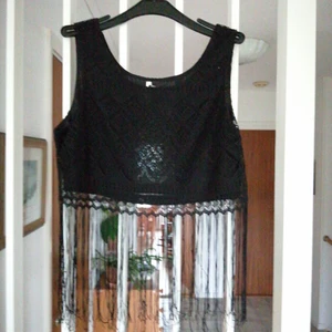 Fransig croptop - Söt fransig croptop från Ribbon, köpt i England ca 2014. Storlek UK size 14 (ca en svensk 42), men kan såklart användas även av mindre personer beroende på önskad passform. 