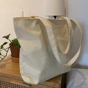 Väska - Säljer denna rymliga väska som jag inte får någon användning av. Ett enda stort fack, plus ett litet fack med dragkedja.