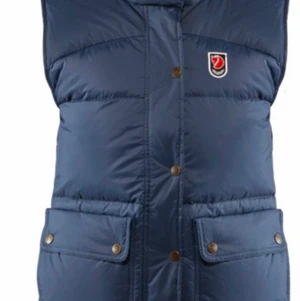 INTRESSEKOLL FJÄLLRÄVEN DUNVÄST - INTRESSEKOLL på min älskade fjällräven expedition down lite best W i storlek S. Köpt tidigare i år så i toppskick ❤️ skriv meddelande om ni är intresserade 🕺