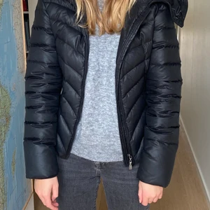 Vinterjacka - Så fin vinterjacka från Chelsea nypris 2000kr jätte bra skick!! Inga defekter eller npgot